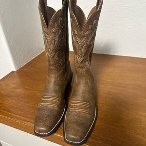 Woman’s brown Ariat boots size 7.5